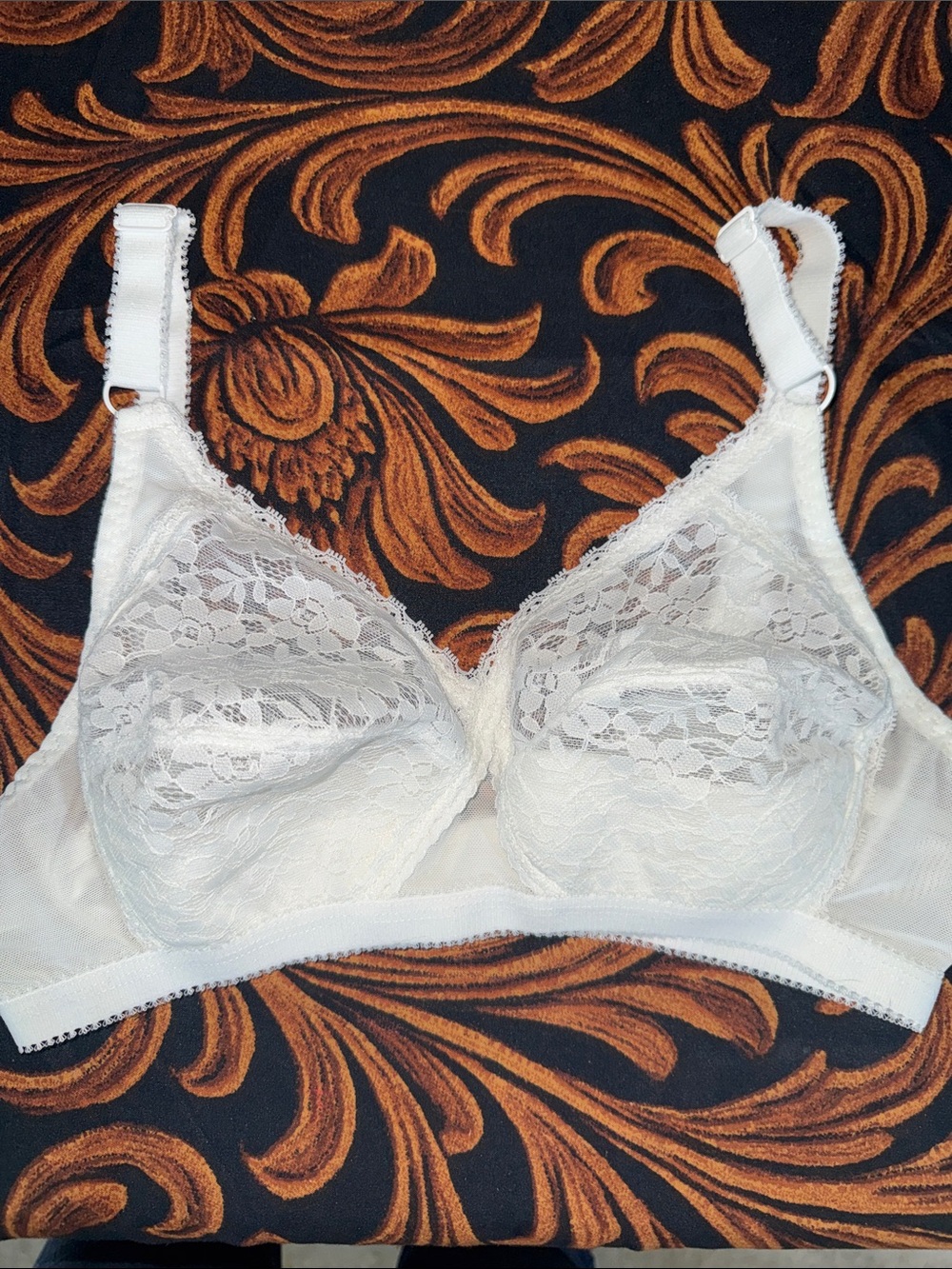 NWOT Women’s Cozee Corner 34B Lace Wireless Bra in White